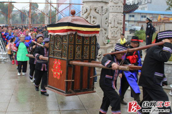 江华县:特色婚礼瑶味浓(组图)