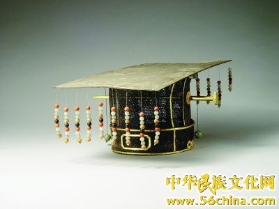 明鲁王的九旒冕,是我国目前发现唯一一件保存完好的明初亲王冕冠实物,是研究我国古代服饰、礼制极为珍贵的实物资料。 明鲁王的九旒冕,是我国目前发现唯一一件保存完好的明初亲王冕冠实物,是研究我国古代服饰、礼制极为珍贵的实物资料。