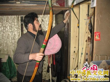 杨福喜取出家传老弓 杨福喜取出家传老弓