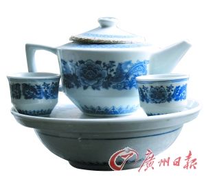 上世纪80年代的华风瓷厂厂货,8头带茶盘青花茶具(部分)。