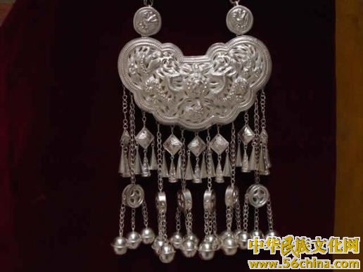 苗族银压领 苗族银压领