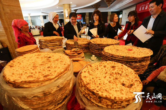 比赛评委和来宾品尝各类美食。