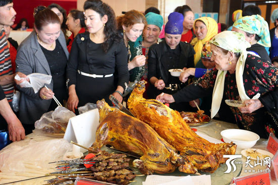 比赛评委和来宾品尝各类美食。