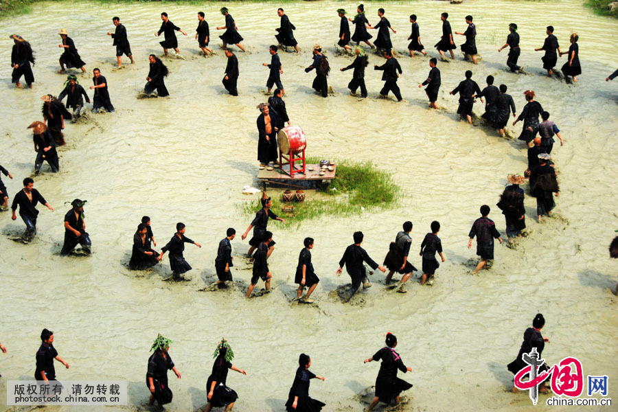 关于“水鼓舞”有这样一个传说。一年春天,夜郎大旱,水井枯干,溪河断流,田土龟裂,饿殍遍野。眼看在这方土地上将无法继续生存不下去,一位苗名叫告翌仲的老人为寻水源,来到了如今水鼓舞起鼓的地方掘井取水,却不慎被身后倒塌的泥土掩埋而亡。 关于“水鼓舞”有这样一个传说。一年春天,夜郎大旱,水井枯干,溪河断流,田土龟裂,饿殍遍野。眼看在这方土地上将无法继续生存不下去,一位苗名叫告翌仲的老人为寻水源,来到了如今水鼓舞起鼓的地方掘井取水,却不慎被身后倒塌的泥土掩埋而亡。