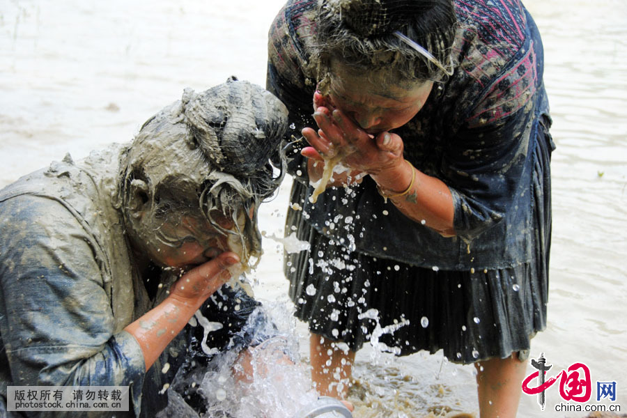 2011年7月6日,贵州省剑河县苗族同胞在“水鼓舞”中相互嬉戏打闹,以示祝福。中国网图片库 杨文斌摄 2011年7月6日,贵州省剑河县苗族同胞在“水鼓舞”中相互嬉戏打闹,以示祝福。中国网图片库 杨文斌摄
