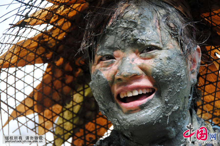 2011年7月6日,贵州省剑河县苗族同胞在“水鼓舞”中相互嬉戏打闹,以示祝福。中国网图片库 杨文斌摄 2011年7月6日,贵州省剑河县苗族同胞在“水鼓舞”中相互嬉戏打闹,以示祝福。中国网图片库 杨文斌摄