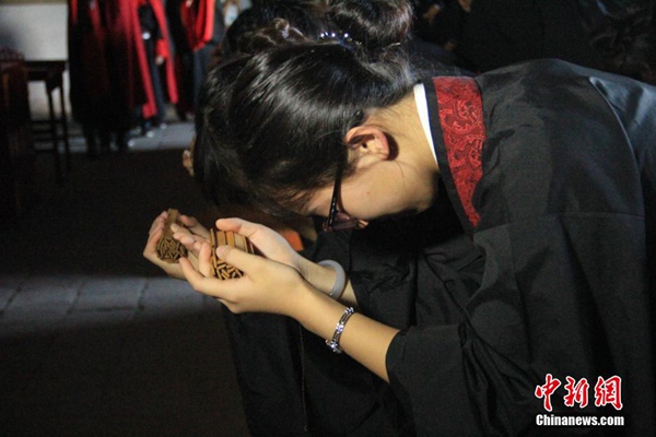 六国华裔青少年陕西&ldquo;秀&rdquo;汉服&ldquo;成人礼&rdquo;