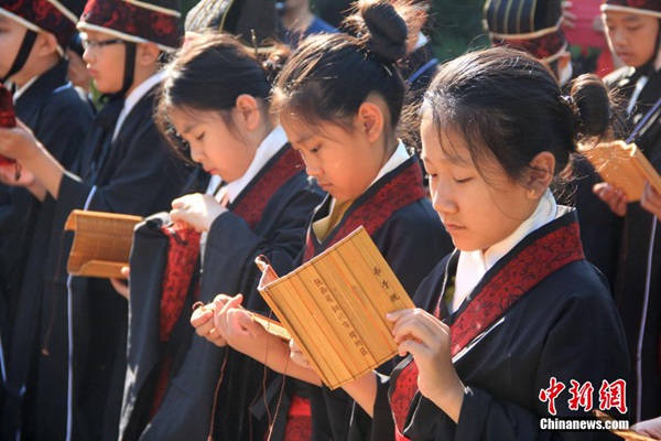 六国华裔青少年陕西&ldquo;秀&rdquo;汉服&ldquo;成人礼&rdquo;