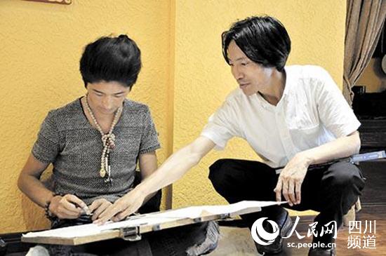 拉孟教孩子绘画(武侯区委宣传部供图)