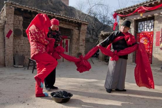 传统婚俗—跨火盆 \