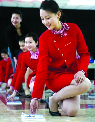 下蹲时的礼仪细节 下蹲时的礼仪细节