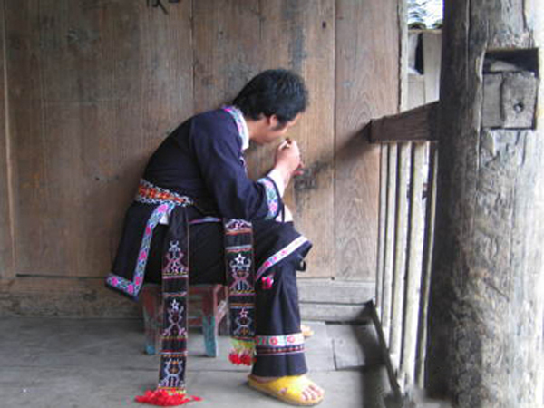 荔波青瑶的“凿壁谈婚” 荔波青瑶的“凿壁谈婚”