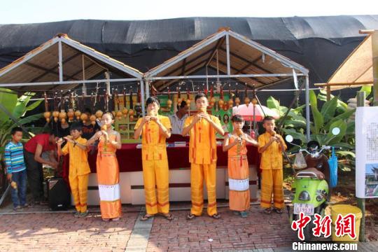 图为文化节上展示的葫芦丝演奏 钟欣 摄
