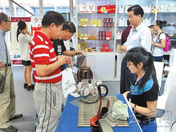 上海市民和游客在民博会上选购云南产品。