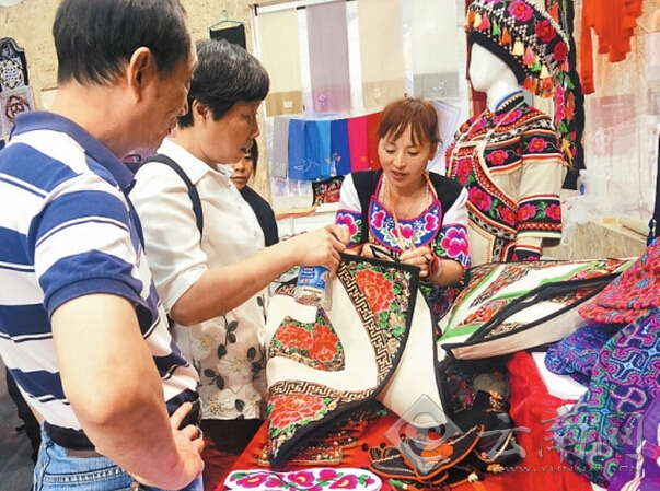 上海市民和游客在民博会上选购云南产品。