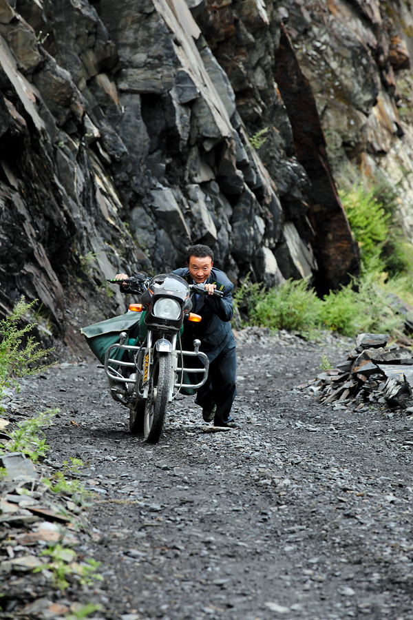 珞巴族邮递员嘎发的“蛮拼”故事。 珞巴族邮递员嘎发的“蛮拼”故事。