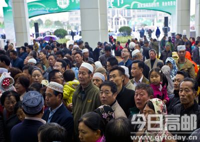 7日上午,2015高邮旅游美食节暨首届菱塘清真美食节开幕式在菱塘回族乡举行。省餐饮行业协会会长周达志、省餐饮行业协会常务副会长于学荣、省旅游局旅游信息中心主任周晓平、扬州市旅游局副局长王明宏等出席开幕式,我市市委副书记、宣传部部长张秋红宣布“2015高邮旅游美食节暨首届菱塘清真美食节”开幕,副市长钱富强致辞,副市长杨文喜主持开幕式,市政协副主席、市委统战部部长张贵龙出席开幕式。