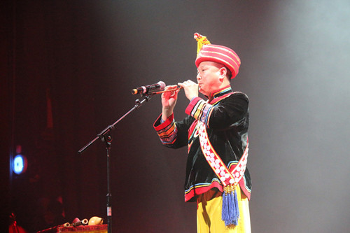 孙贤储在“四海同春”舞台上精彩表演。(法国《欧洲时报》/严振羽