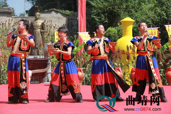 滇王老窖员工表演《酒当水喝》.JPG \