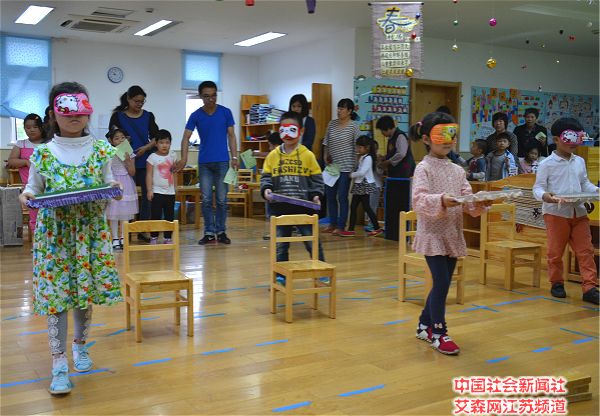孩子们蒙上眼睛,在家长的指挥下穿过障碍运送点心.jpg