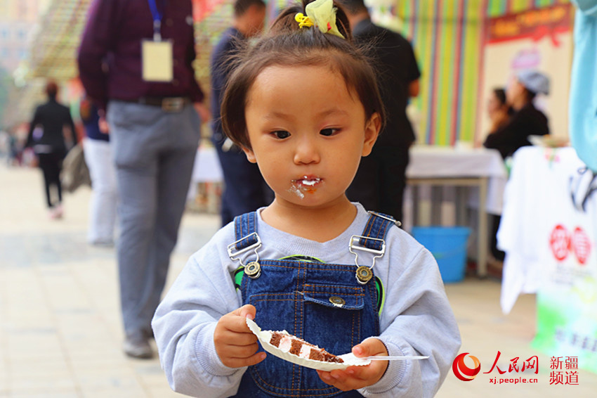 小朋友开心地吃蛋糕。冉波 摄