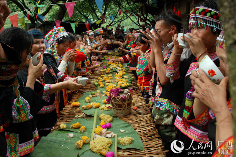 瑶族同胞在合家宴上畅饮自酿的米酒(刘廷智/摄)