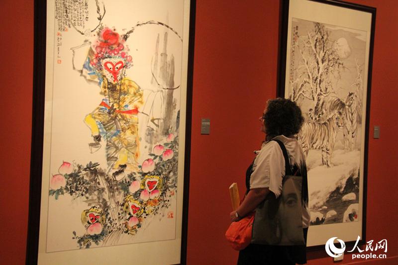 巴西观众被一幅绘有美猴王的作品吸引 记者 王海林 摄